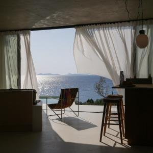 Habitación con balcón con vistas al océano. en LASPI / PETRES, en Pefkali
