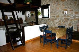 uma sala de jantar com uma mesa e cadeiras azuis em Apartment Šefic em Planina