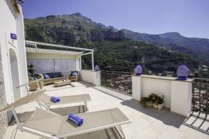 balcón con vistas a la montaña en Estate4home - Villa Settemari Scrigno en Positano