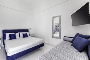 1 dormitorio con 2 camas y TV de pantalla plana en Estate4home - Villa Settemari Scrigno en Positano