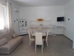 Телевизор и/или развлекательный центр в VILLA SALINA MONACI