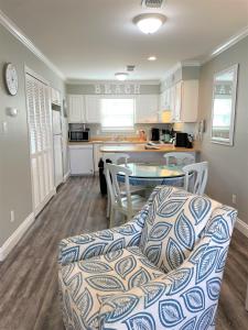 ガルフ・ショアーズにあるLIVE ON ISLAND TIME! GREAT GULF SHORES BEACH CONDO, VERY NICEのソファとキッチンのあるリビングルーム