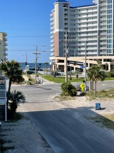 ガルフ・ショアーズにあるLIVE ON ISLAND TIME! GREAT GULF SHORES BEACH CONDO, VERY NICEの大きな建物前の空き道