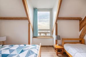 Säng eller sängar i ett rum på A cinquante metres de la plage, appartement de charme vue mer