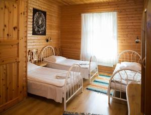 a bedroom with two beds and a window in it at Kaluri Guesthouse in Kalana