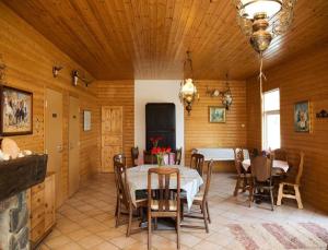 a dining room with a table and chairs at Kaluri Guesthouse in Kalana