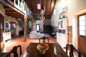 a kitchen and living room with a wooden table at Serra Serena in Zambujal