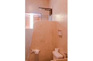 a bathroom with a toilet and a sink at Pousada Cores do Mar Caraíva in Caraíva