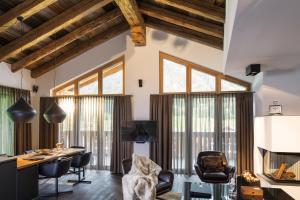 an office with a desk and chairs and windows at Chalet Residences Mathon in Ischgl