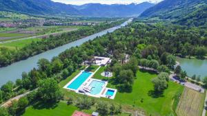 eine Luftansicht einer Villa neben einem Fluss in der Unterkunft Studio Neptun 4 im Zentrum von Bad Ragaz in Bad Ragaz