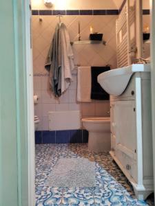 uma casa de banho com um lavatório e um WC em L'Ancorotto Azzurro em Gaeta