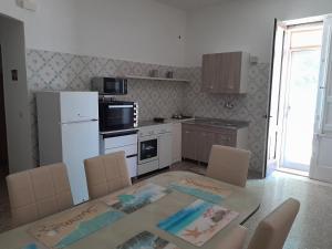 Кухня или мини-кухня в VILLA SALINA MONACI
