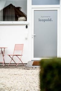 una sedia pieghevole seduta davanti a una porta di Apartments Leopold Ferdinand a Sankt Stefan im Lavanttal