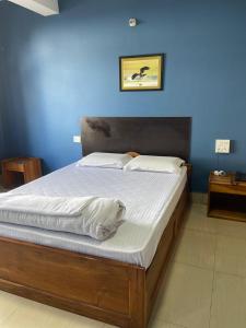 Un pat sau paturi într-o cameră la Chief Guest House