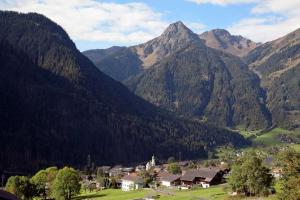 un pueblo en un valle con montañas en el fondo en Veronikas Chalet, en Sankt Gallenkirch