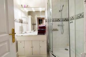 La salle de bains est pourvue d'une douche et d'un lavabo. dans l'établissement LE PRADET 50m de la plage T2 tout confort LESCLESDENICOLE, au Pradet