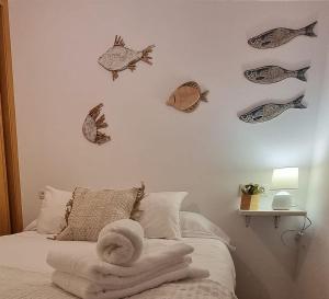 1 dormitorio con 1 cama con pescado en la pared en Apartamento ria de Viveiro, en Viveiro