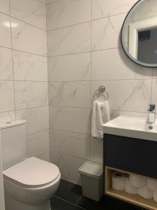 ein weißes Bad mit einem WC und einem Waschbecken in der Unterkunft 13 Eyre Square Lane in Galway