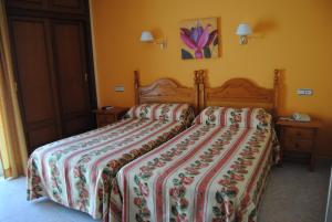 Un pat sau paturi într-o cameră la Hostal Italia