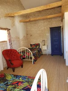 Zona d'estar a Peaceful Dordogne countryside cottage with pool.