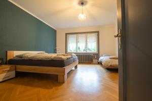 sypialnia z 2 łóżkami i oknem w obiekcie la viela w mieście Fleurier