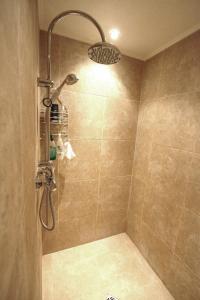 La salle de bains est pourvue d'une douche avec un pommeau de douche. dans l'établissement Maison de Laura, à Salsigne