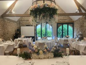 Un restaurante o sitio para comer en Manoir de la Perrière maison d'hôtes