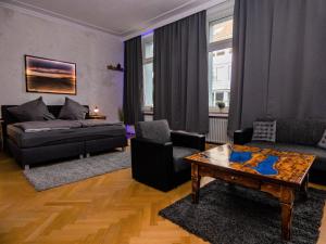 uma sala de estar com um sofá e uma mesa de centro em #211 LUX-Appart - Zentrum Neuss - Düsseldorf Messe - Netflix & Prime em Neuss