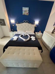 A bed or beds in a room at Samcri Luxury Home