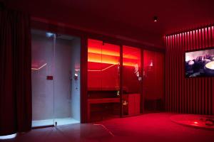 A television and/or entertainment centre at Mima Aparthotel Boutique & Spa
