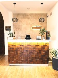 een bar in een kamer met een bakstenen muur bij LaCasa Apartments Ulcinj in Ulcinj