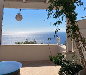 een balkon met uitzicht op de oceaan bij Puerto Escondido in Castro di Lecce