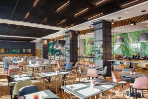 Restaurace v ubytování Q Hotel Plus Wrocław Bielany