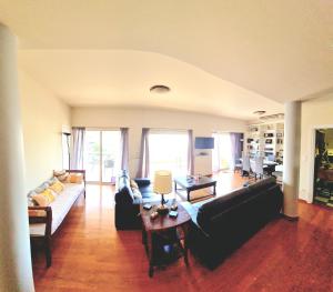 Posedenie v ubytovaní Downtown, penthouse apartment with great view, Pagkrati