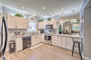 Η κουζίνα ή μικρή κουζίνα στο Spacious Fort Wayne Condo with Porch and Storage!