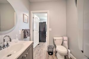 Ένα μπάνιο στο Spacious Fort Wayne Condo with Porch and Storage! +19 φωτογραφίες