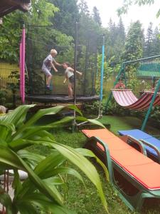 twee kinderen die op een trampoline spelen bij Pensiunea Alexandra & Diego in Predeal