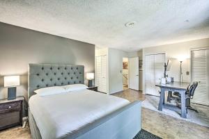 Katil atau katil-katil dalam bilik di Remote Work Friendly San Jose Retreat with Patio