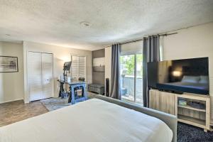 Televisyen dan/atau pusat hiburan di Remote Work Friendly San Jose Retreat with Patio