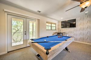 キャニオン・レイクにあるHot Tub and Game Room Canyon Lake Getaway!のシーリングファン付きの客室で、ビリヤード台が備わります。