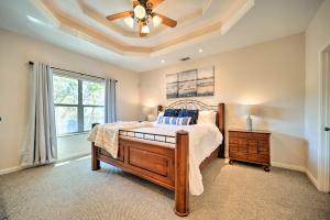 キャニオン・レイクにあるHot Tub and Game Room Canyon Lake Getaway!のベッドと天井扇風機のある寝室