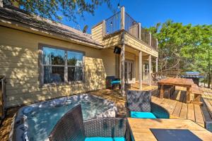 キャニオン・レイクにあるHot Tub and Game Room Canyon Lake Getaway!のパティオ(テーブル、椅子、ホットタブ付)