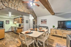 Η κουζίνα ή μικρή κουζίνα στο Creekside Morrison Cabin about 9 Mi to Red Rocks Park! +23 φωτογραφίες