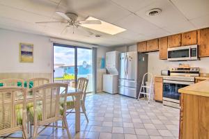 cocina con mesa y sillas y comedor en Deck with Canal Access Ocean City Townhome, en Ocean City