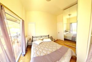 Posteľ alebo postele v izbe v ubytovaní Downtown, penthouse apartment with great view, Pagkrati