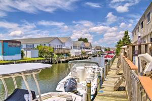 Un par de barcos atracados en un muelle en Deck with Canal Access Ocean City Townhome, en Ocean City