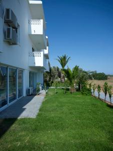 Blick auf ein Gebäude mit Hof in der Unterkunft So Apartments in Ayia Napa