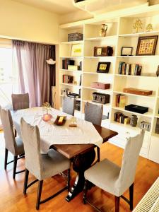 Posedenie v ubytovaní Downtown, penthouse apartment with great view, Pagkrati