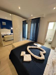A bed or beds in a room at Samcri Luxury Home
