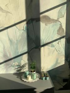 une table avec des plantes à côté d'un mur en pierre dans l'établissement MARTI' S HOUSE, à Olginate